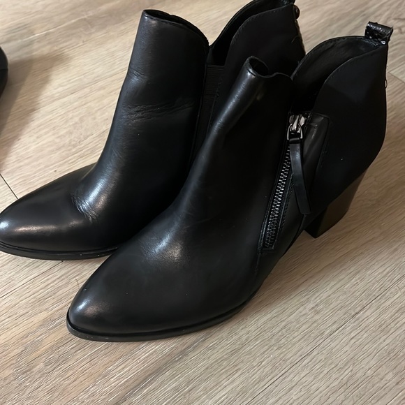 Donald J. Pliner Edye Booties 9.5M - Picture 2 of 5